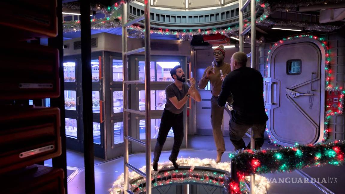 $!La tripulación de la serie 'Away' (2020) celebra las fiestas con un toque ficticio al realizar un brindis simbólico con vodka ruso, adaptado a la microgravedad.