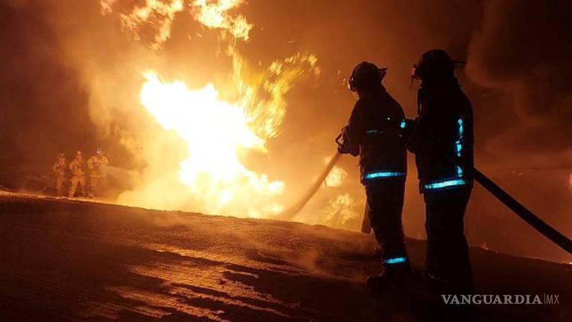 $!Las unidades de emergencia luchan contra las llamas y controlaban el derrame de diésel en la autopista Premier.