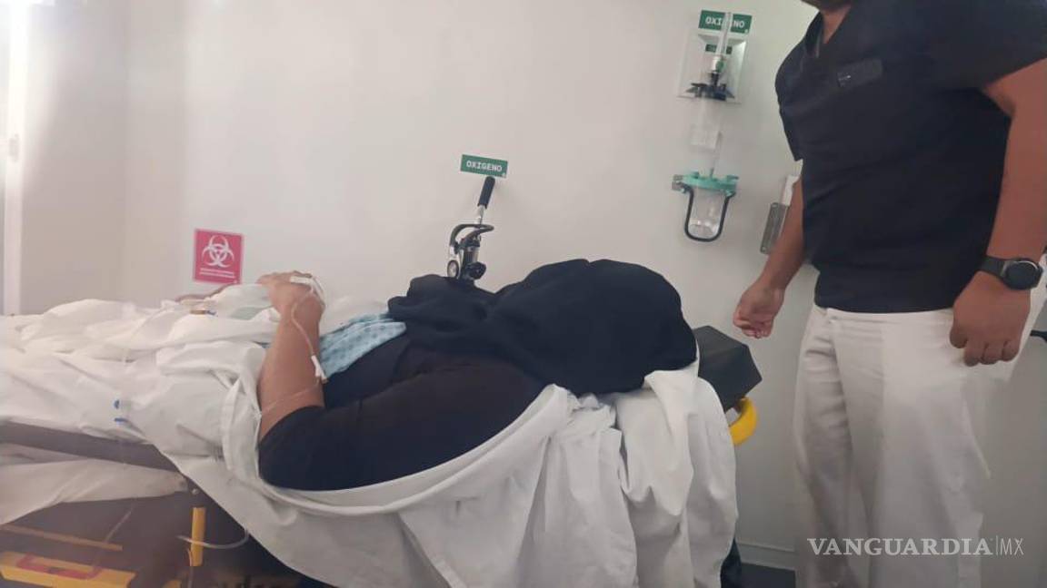 $!El oficial fue trasladado a un hospital de especialidades en Saltillo, donde permanece internado por las lesiones sufridas.