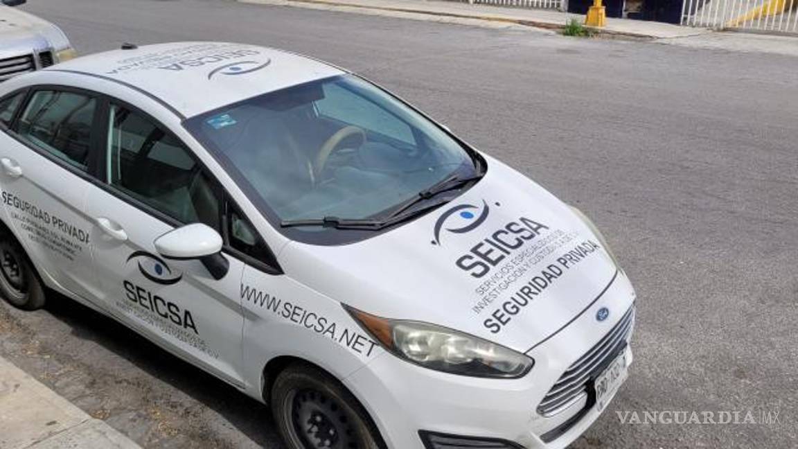 $!Se apreció un automóvil con logos e información de Seicsa y con placas de Nuevo León afuera del local, aunque no se observó a algún empleado cerca.