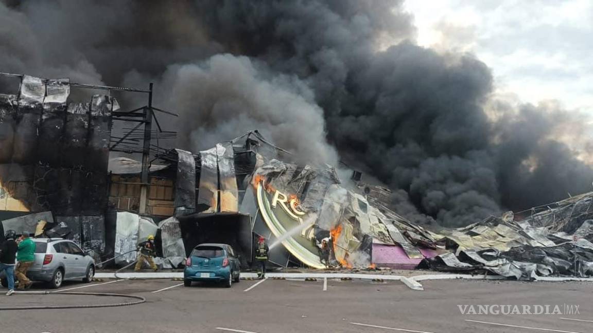 Incendio consume el casino Royal Yak en plaza comercial de Culiacán, Sinaloa | VIDEO