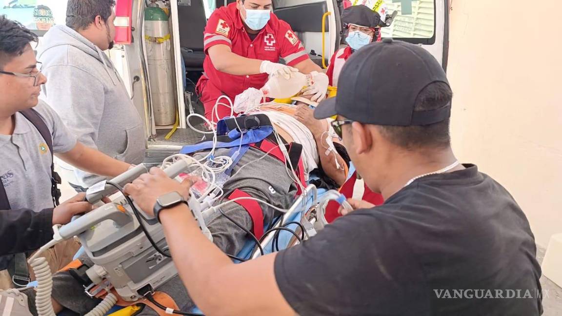 $!Dos ambulancias acudieron al kilómetro 90+200, a la altura del ejido El Pilar de Richardson.