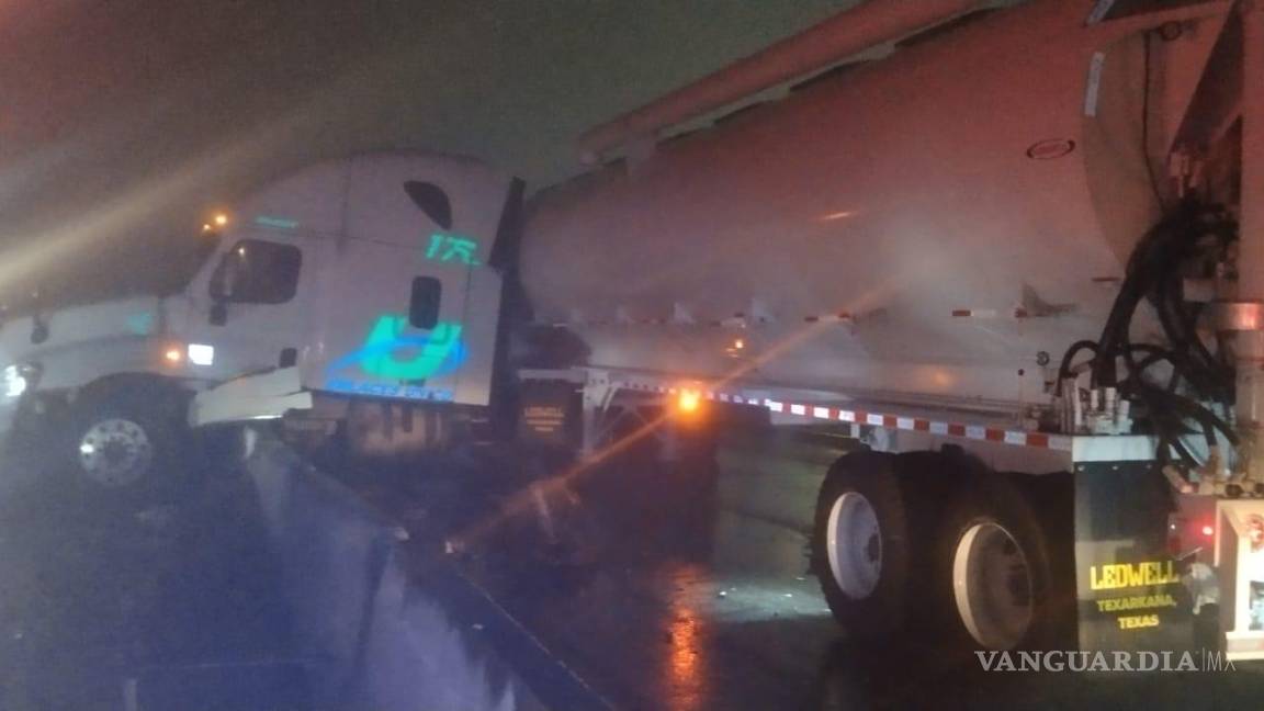 $!El operador del tractocamión recibe atención médica tras el accidente provocado por la escasa visibilidad en la autopista.