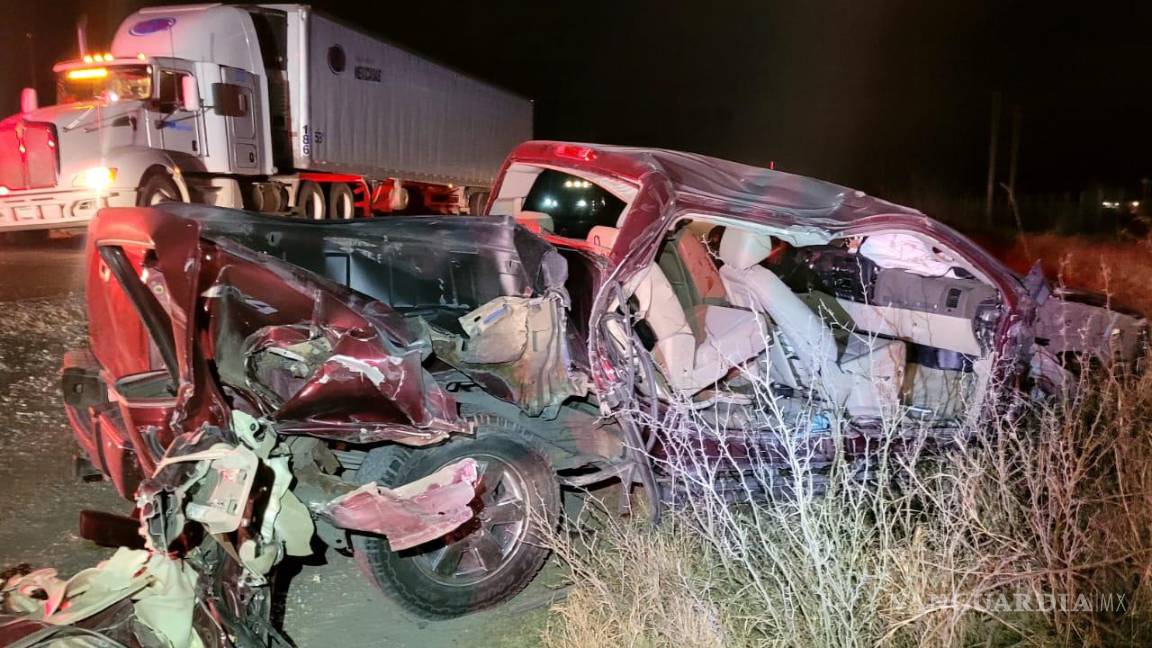 Muere mujer tras impactarse contra tráiler varado en la carretera Saltillo-Torreón