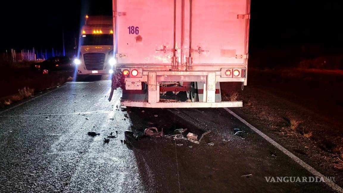 $!El choque ocurrió cuando la camioneta se impactó contra la parte trasera de un tráiler varado sin señalamientos.