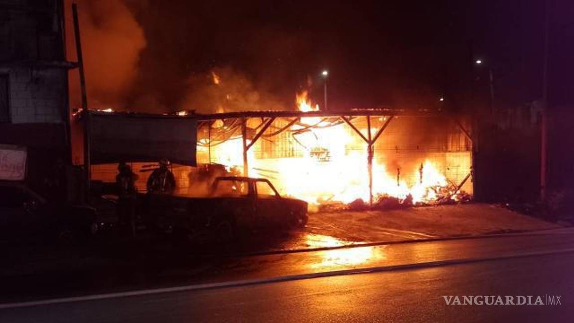 $!Elementos de la Policía Municipal acordonaron el área mientras se realizaban las labores de control del incendio.