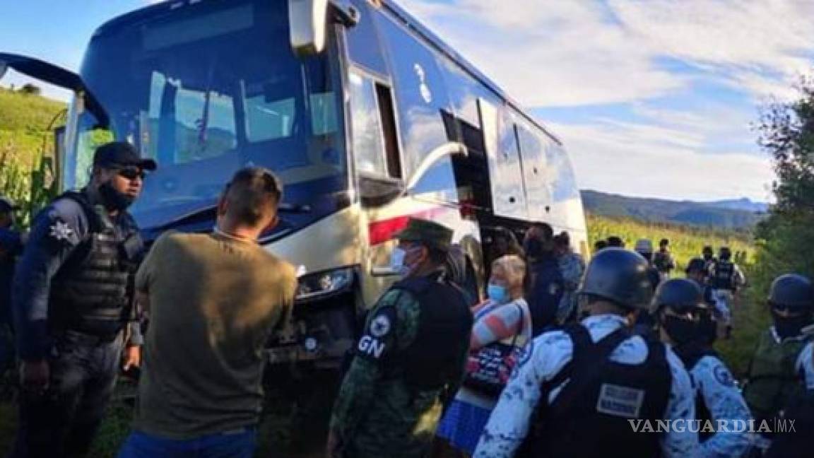 Secuestran autobús para asaltar a los 40 pasajeros a bordo