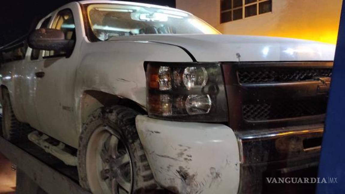 $!El taxi, al continuar su marcha rumbo al sur le quitó derecho de paso a una camioneta Chevrolet Silverado.