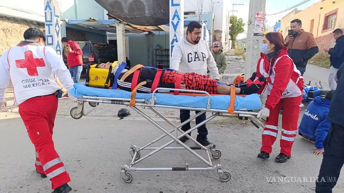 $!Paramédicos atienden a una pareja lesionada tras el choque de su motocicleta con un automóvil en el centro.