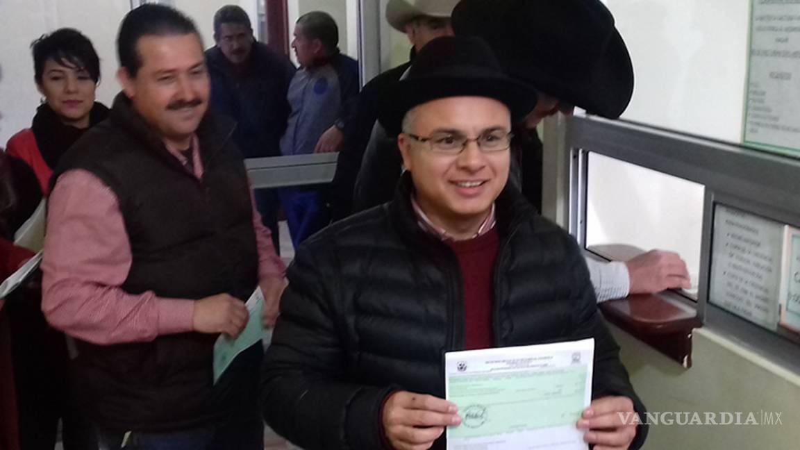 $!Embargan camioneta de alcalde por adeudo en Presidencia