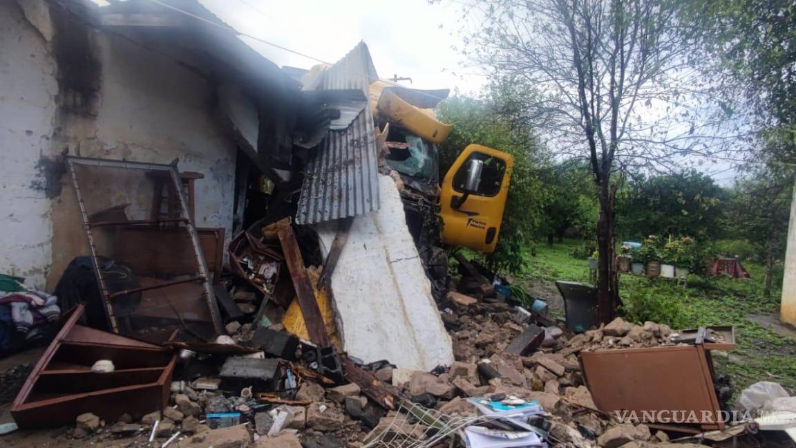 ¡Tremendo susto!, tráiler se impacta contra vivienda en Hualahuises, Nuevo León