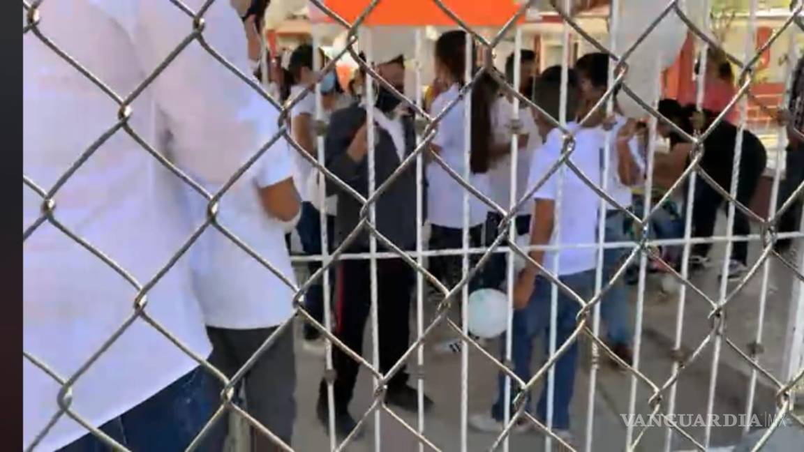 $!Saltillo: Realizan homenaje a Valentina, en primaria Urbano Flores; compañeros le dan el último adiós