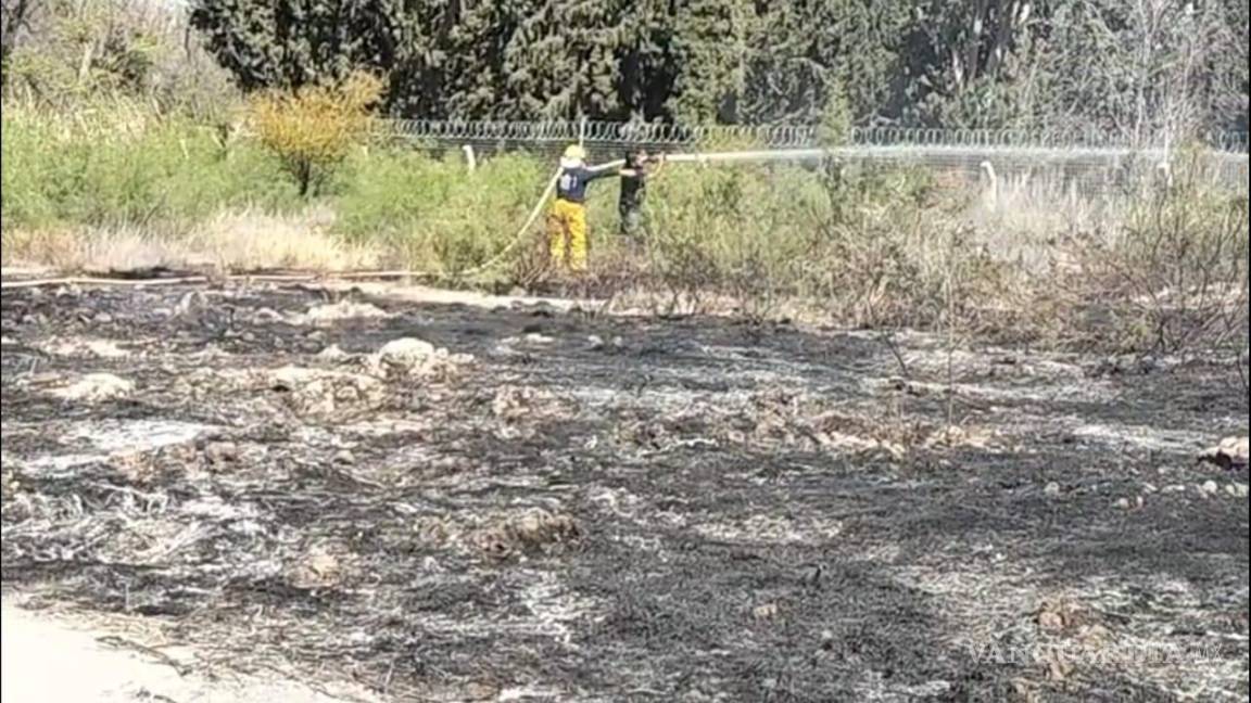$!Bomberos trabajaron para evitar que el fuego se extendiera a zonas habitadas.