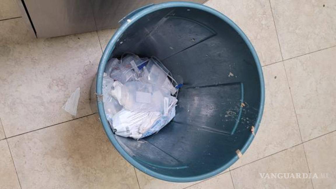 $!Enfermeras pudieron mostrar que hay cajas con jeringas, mangueras y bolsas con sangre que no han sido removidas desde hace varias semanas.