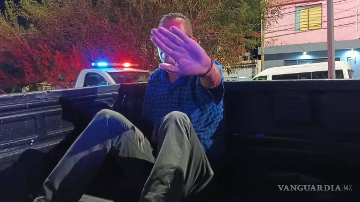 $!Uno de los detenidos sobre la patrulla.