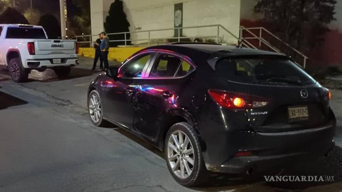 $!Al llegar los oficiales de Tránsito Municipal exigieron la devolución de las joyas al hombre.