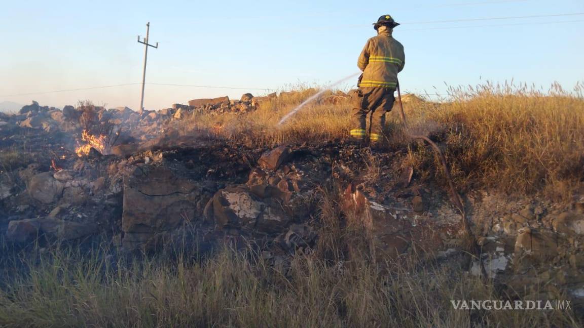 Vagoneta se incendia en la carretera Saltillo-Monclova