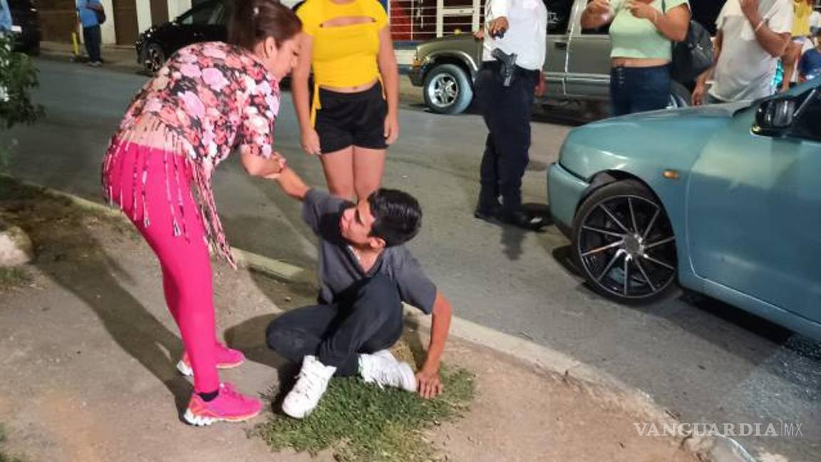 $!La madre del adolescente llegó a ayudarlo.