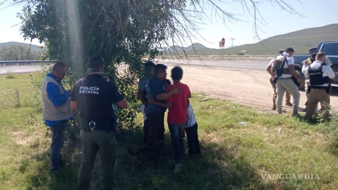 ¡De terror! Hombres armados atracan a familia en la carretera Saltillo-Torreón; la despojan de su auto y pertenencias