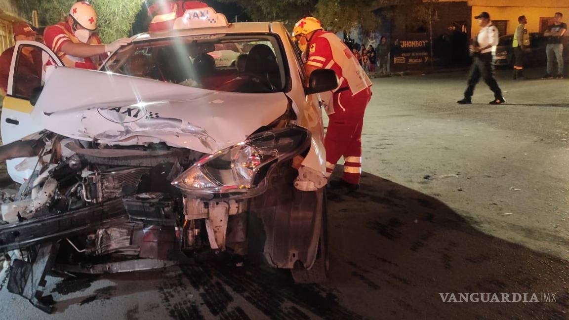 Imprudente taxista se atraviesa a camioneta, en la colonia González de Saltillo