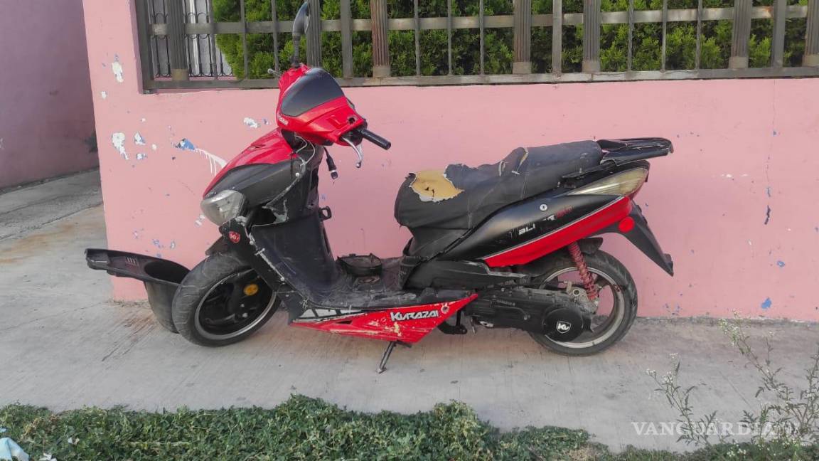 Saltillo: correlón termina con fuerte golpe tras impactar su motocicleta en vivienda