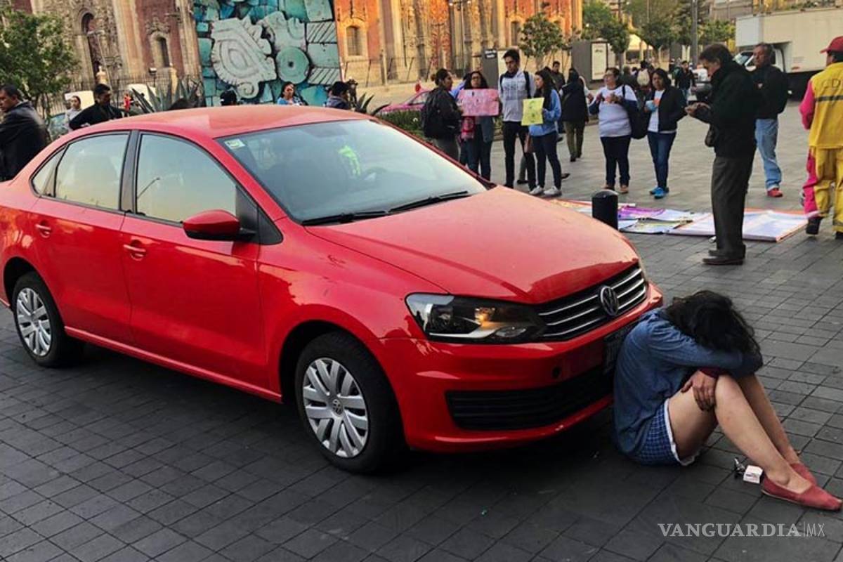 Mujer hace plantón en Palacio Nacional; solicita audiencia con AMLO (video)