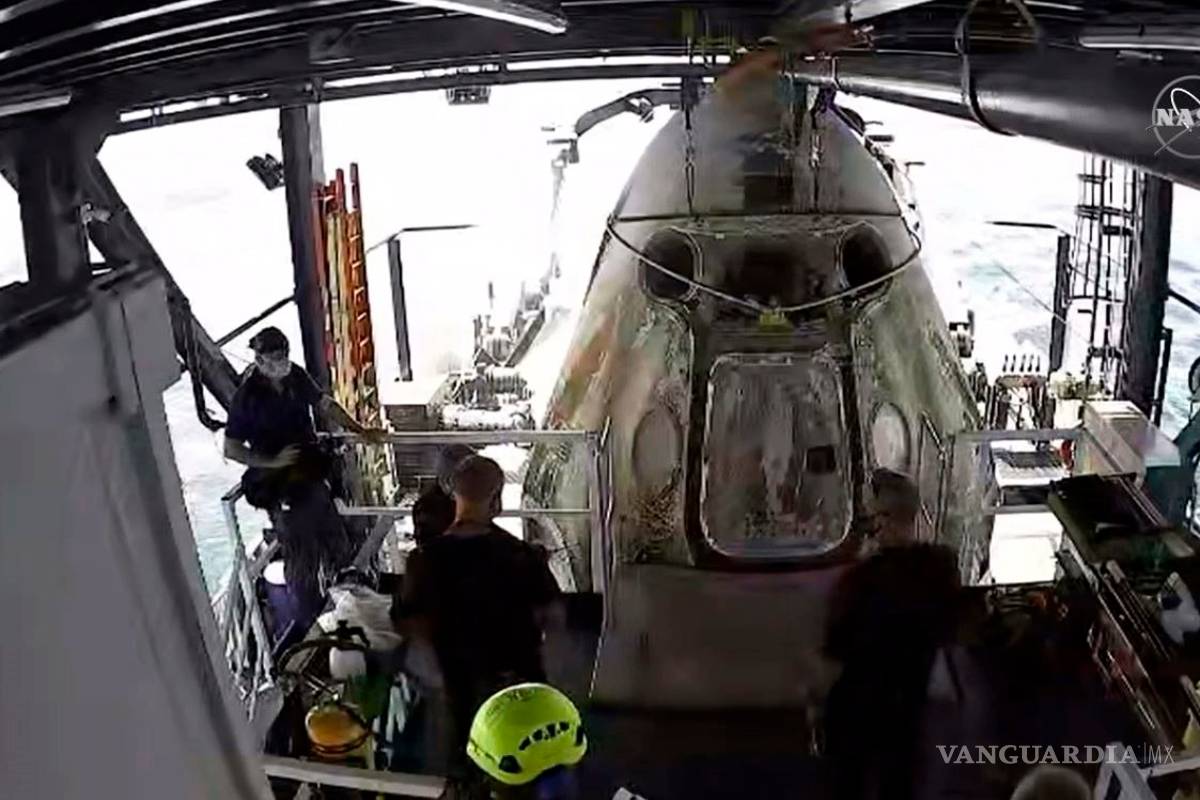 Regresa nave tripulada de SpaceX desde la EEI