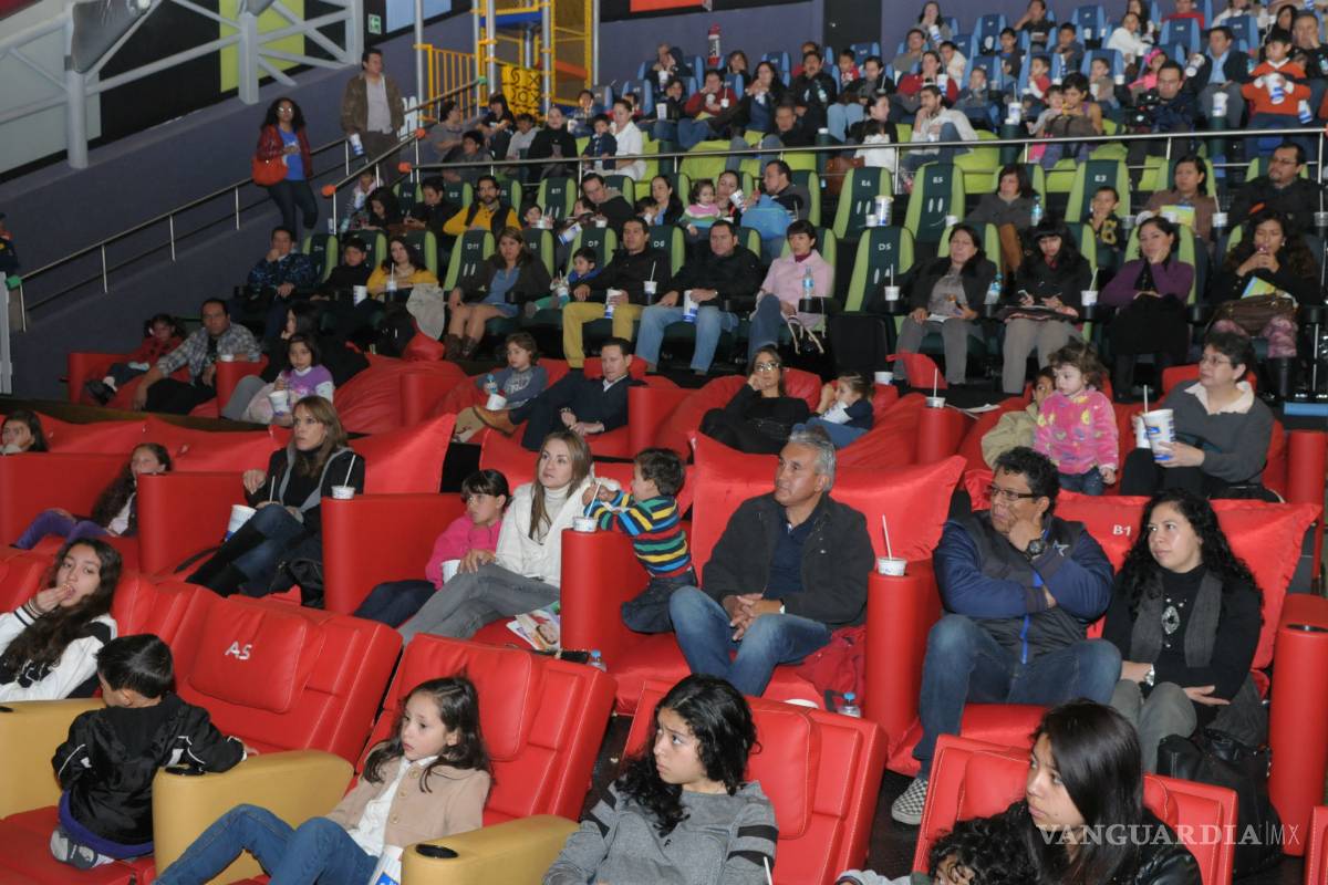 ¿Molesta porque ya no puedes llevar a tu bebé a ver una película? Un pediatra explica el daño que le hace a un menor el sonido dentro de una sala de cine