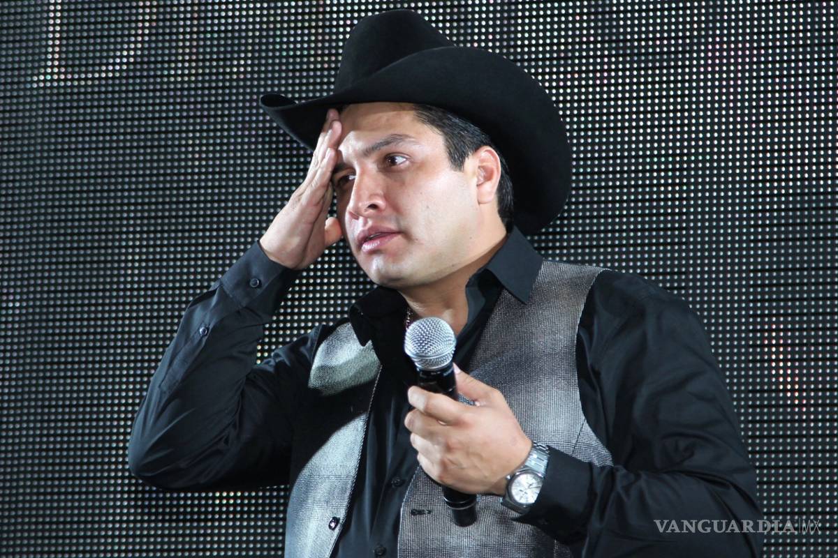 “Julión Álvarez se subió arriba de un ladrillo y se mareó”; empresario arremete contra el cantante