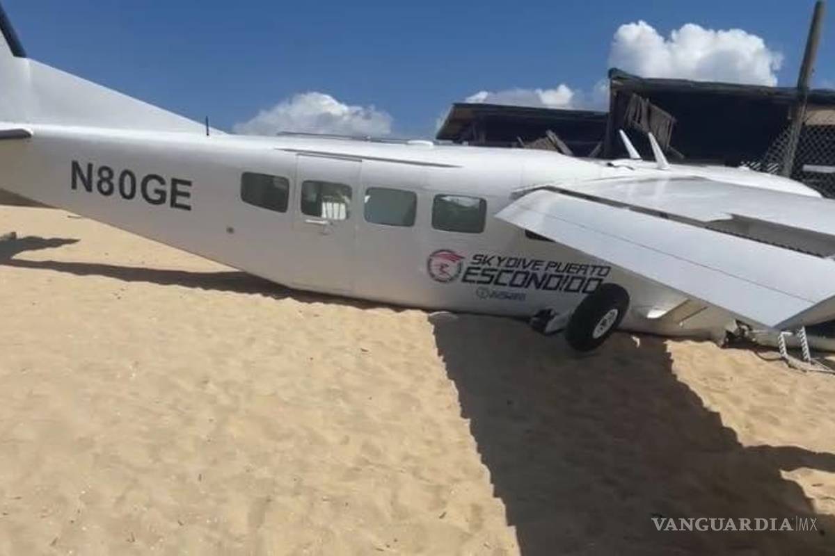 Avioneta aterrizó de emergencia en playa de Puerto Escondido; impactó una palapa, causando un muerto y cinco heridos