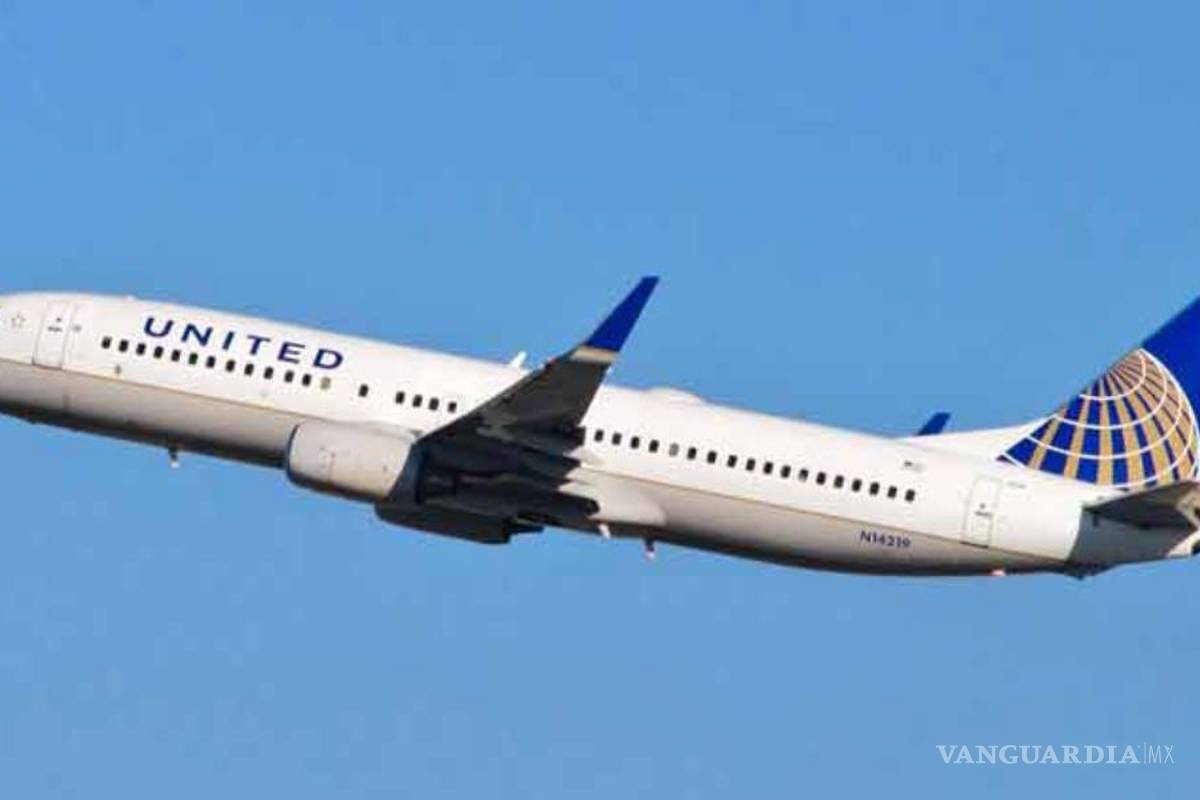 Pasajero arrestado por tratar de hacer yoga en pleno vuelo