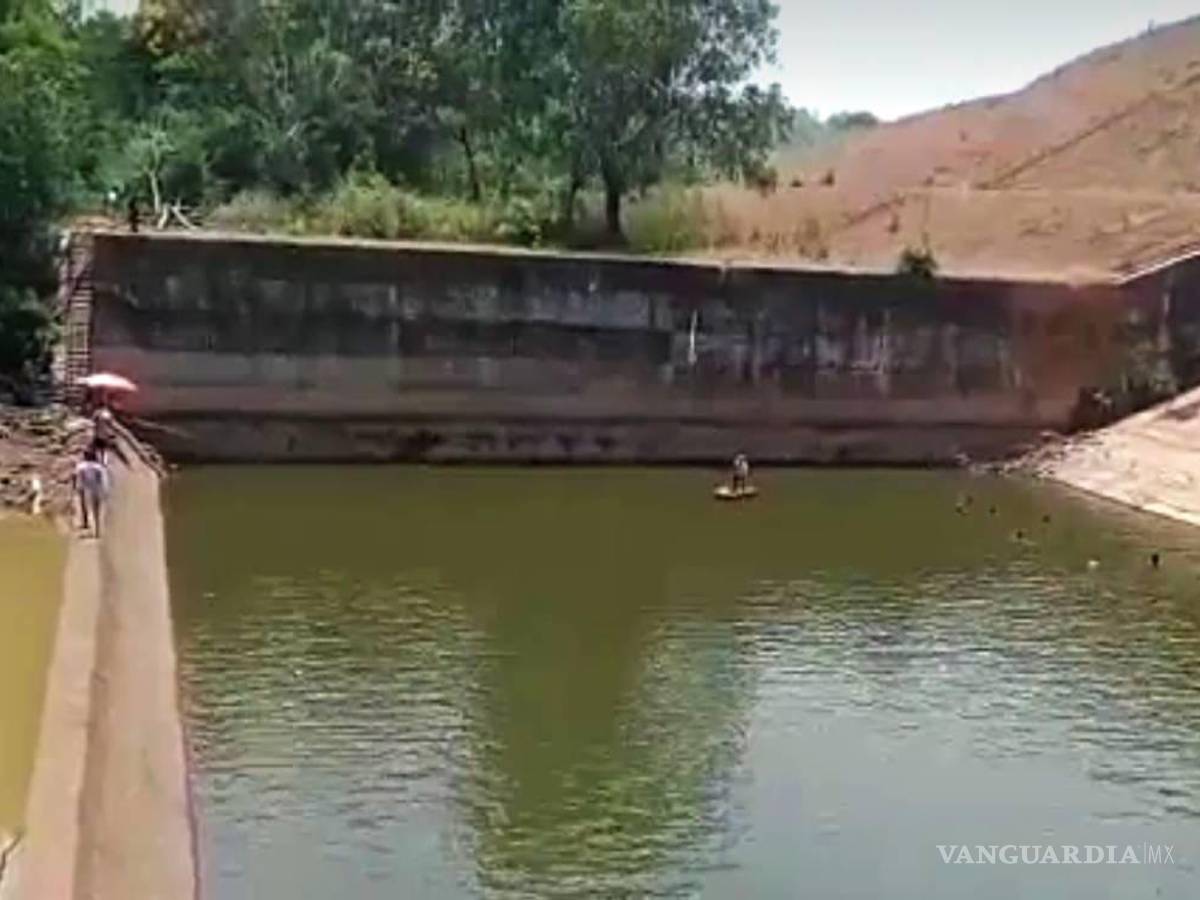 $!Un funcionario vació una represa para recuperar su celular que cayó al fondo, en la India