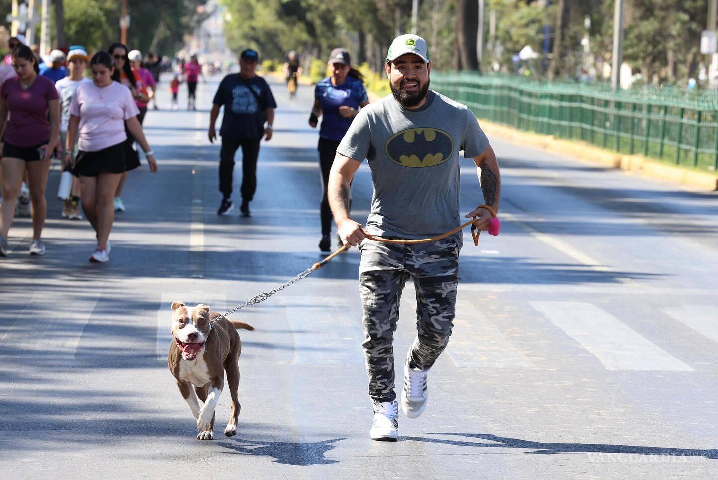 $!En la Ruta Recreativa de Saltillo, los paseos con mascotas contrastan con las denuncias de crueldad difundidas en línea.