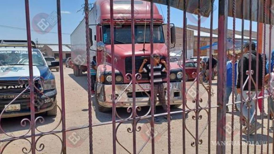 $!Para presionar, los productores impiden la salida de la despepitadora.