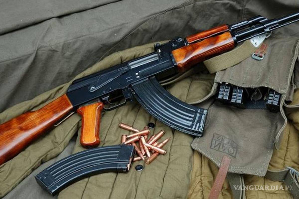 Ni tan barato ni fácil comprar un AK-47 y pasarlo a México