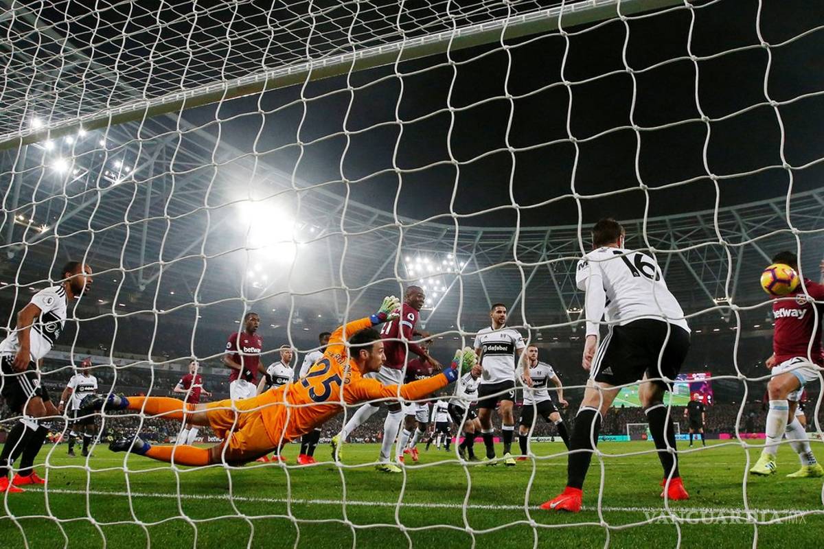 ¡La mano de 'Chichadios'! Javier Hernández anota a lo Maradona, regresa a la senda del gol y hace su tanto número 50 en la Premier League