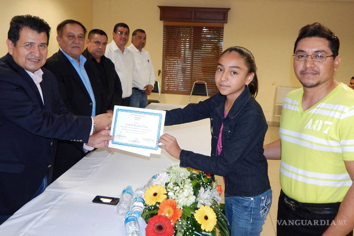 Entregan becas a hijos de mineros