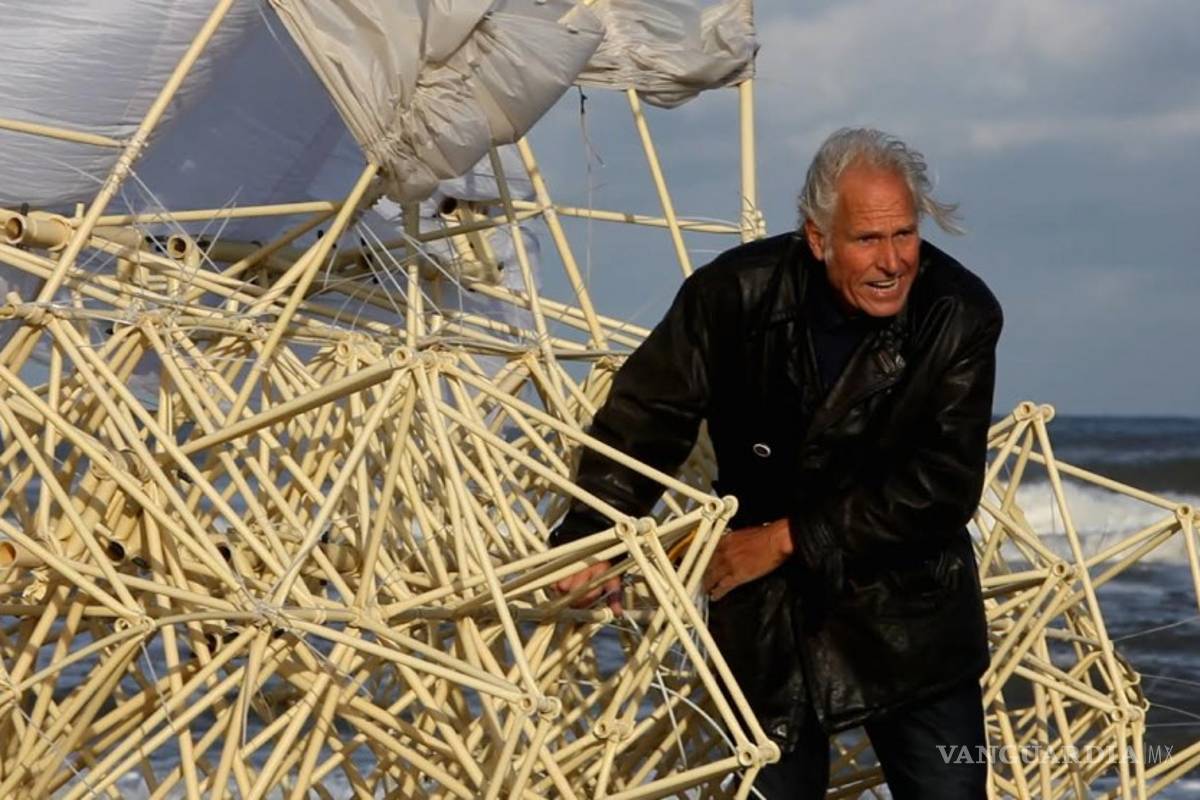 Invita Canal 22 a conocer el proceso creativo del artista holandés Theo Jansen