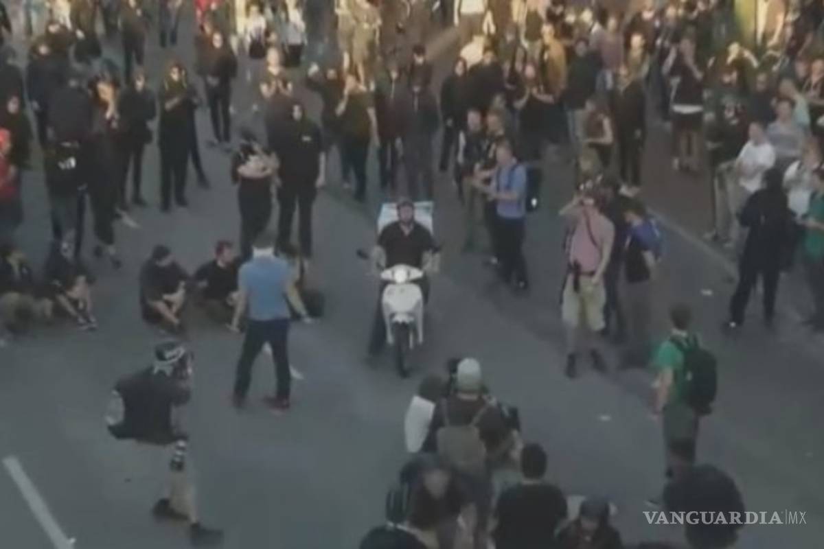 Repartidor de pizza atrapado en disturbios del G20 se vuelve viral