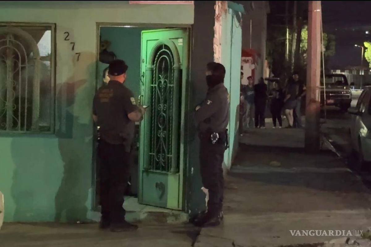 $!Autoridades localizaron indicios de violencia en la segunda planta del domicilio.