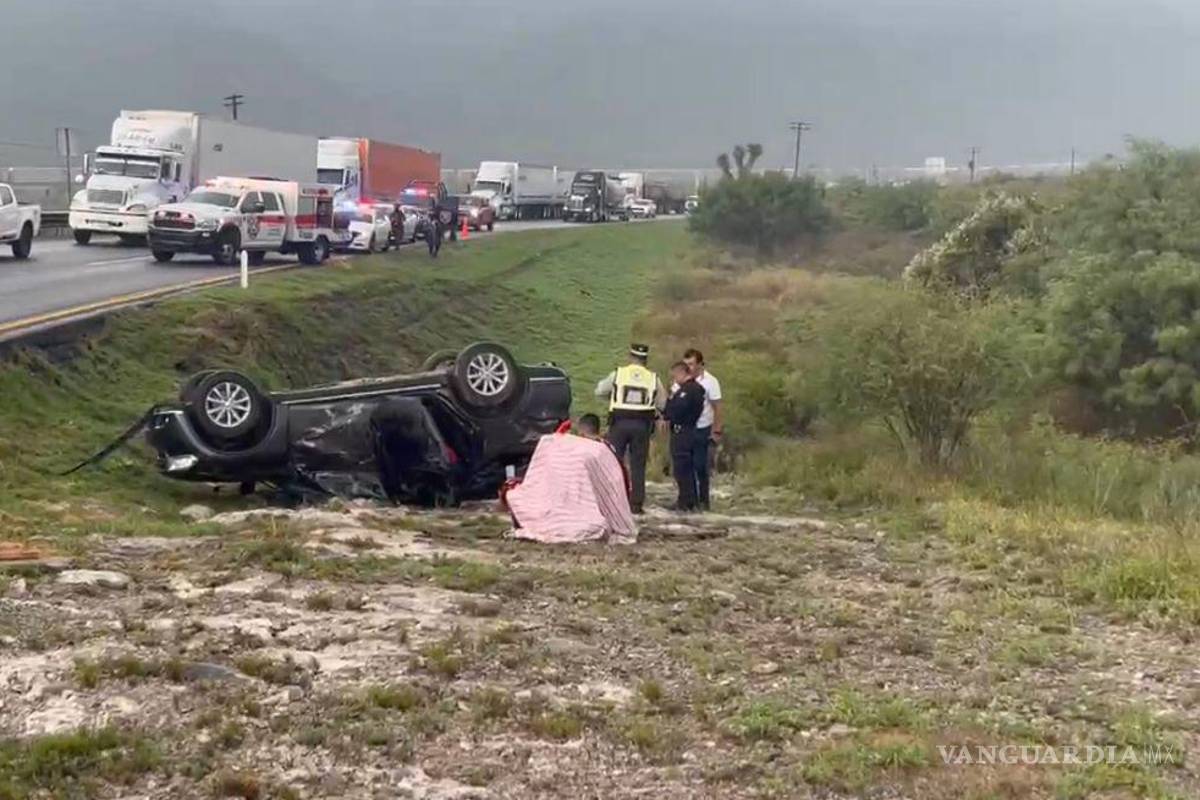 Vuelca camioneta en la Saltillo-Monterrey; cuatro mujeres lesionadas