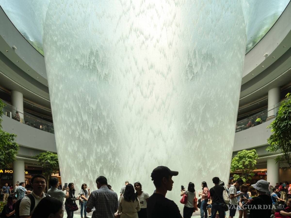 $!Aeropuerto Internacional de Changi en Singapur deja volar… la imaginación, tiene la cascada interior más alta del mundo