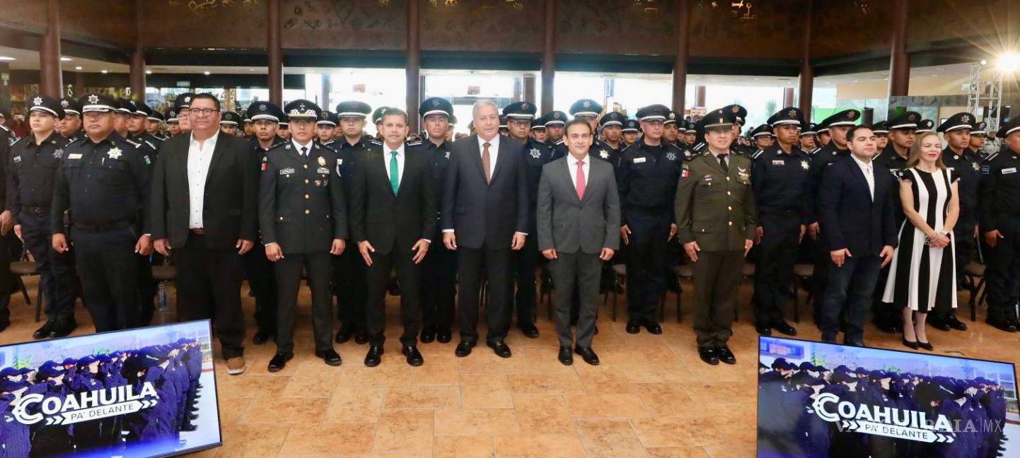 $!La ceremonia de graduación de los 300 nuevos policías se realizó este martes en la academia de Saltillo, marcando el cierre de una etapa de formación continua.