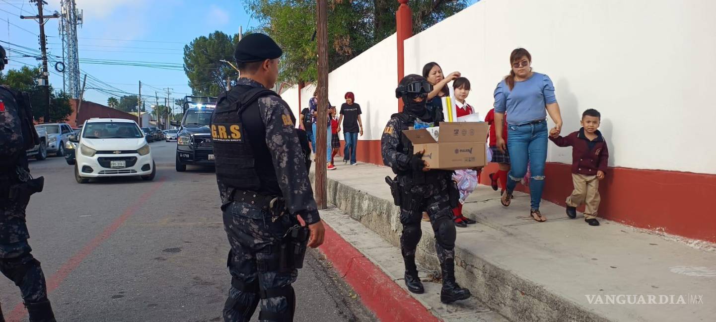 $!Policías del Grupo de Reacción Sureste vigilan los accesos al Jardín de Niños Leona Vicario para prevenir incidentes.