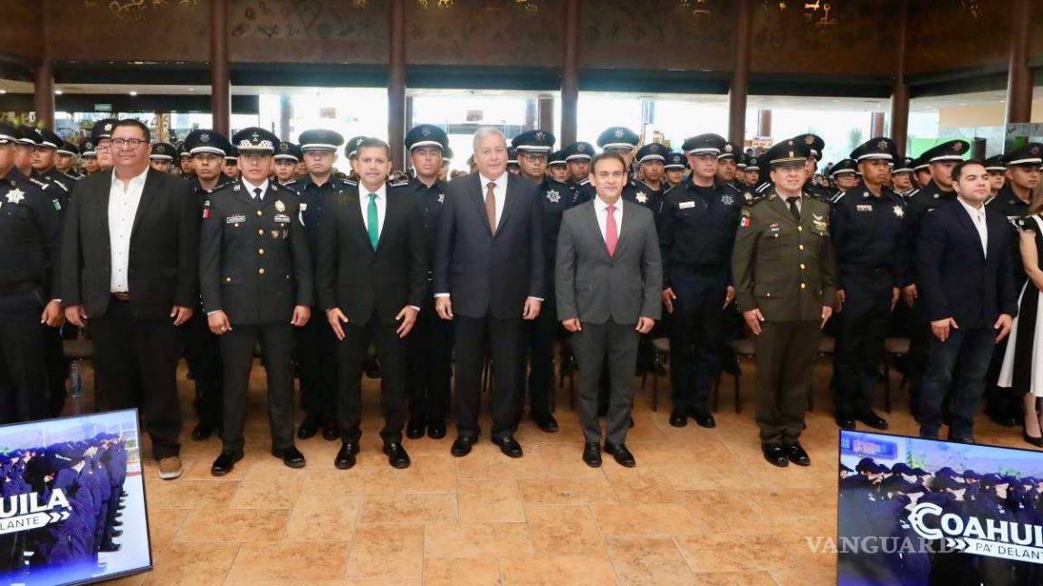 $!La ceremonia de graduación de los 300 nuevos policías se realizó este martes en la academia de Saltillo, marcando el cierre de una etapa de formación continua.