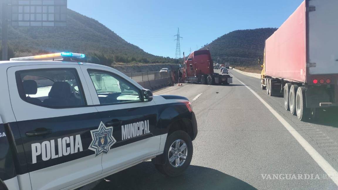 Doble emergencia vial: tráiler se va contra muro en los chorros, mientras auto vuelca en carretera a Zacatecas
