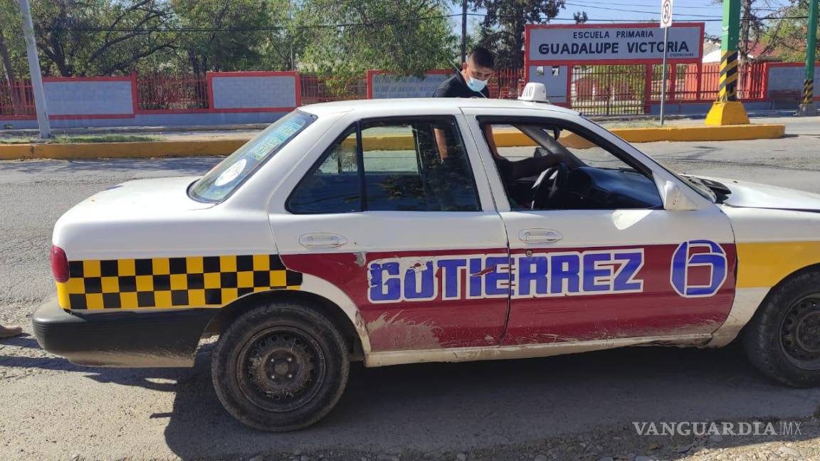 Sacan de circulación en Acuña a taxis chatarra, y los multan