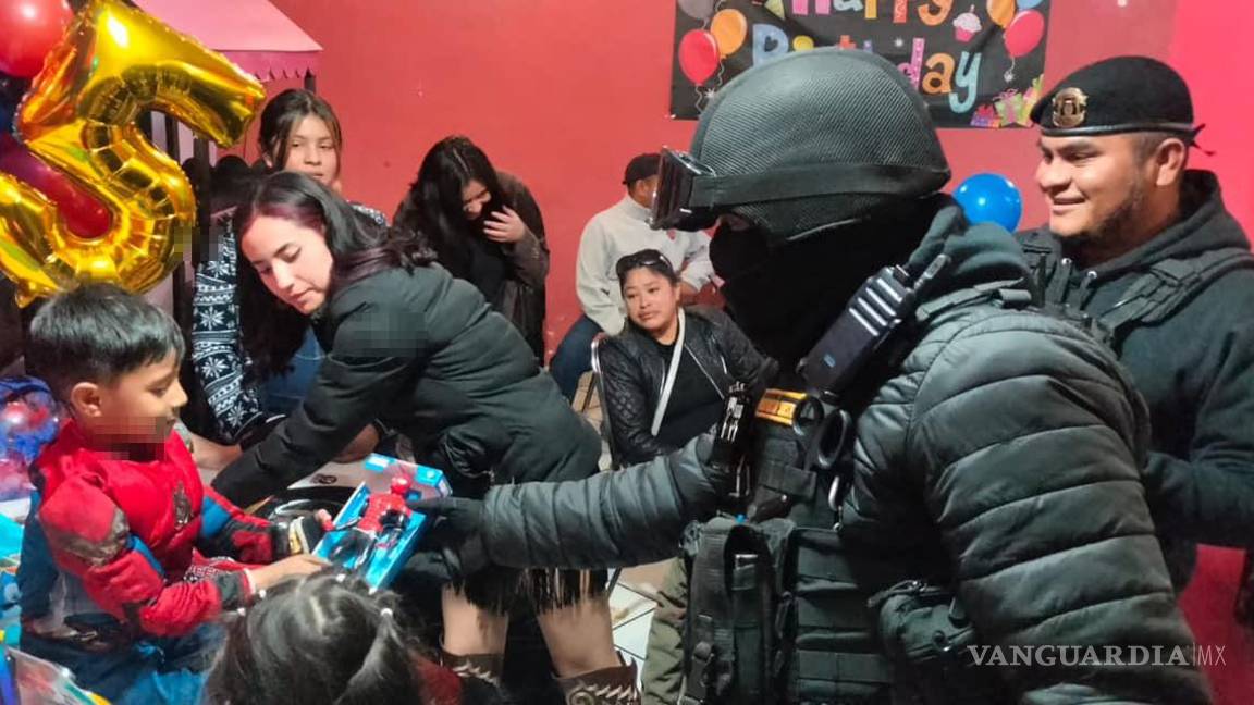 $!Miembros del cuerpo policiaco GRS llegó al salón para sorprender a Santiago en su cumpleaños, llevando consigo regalos y muestras de cariño para el pequeño.