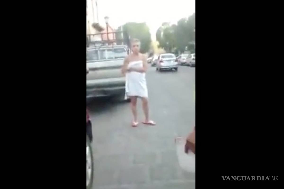 #LadyToalla, funcionaria pelea semidesnuda con policías