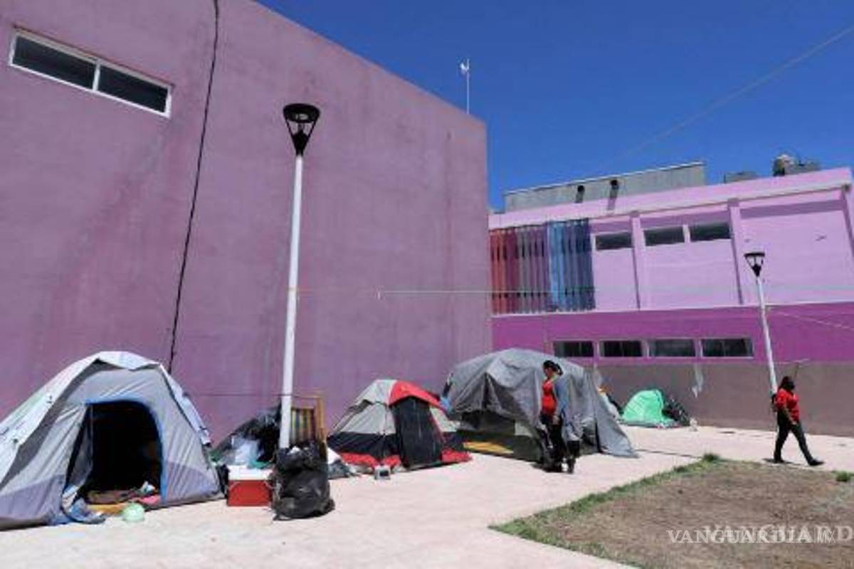 Madres enfrentan frío al exterior de Hospital Materno Infantil de Saltillo
